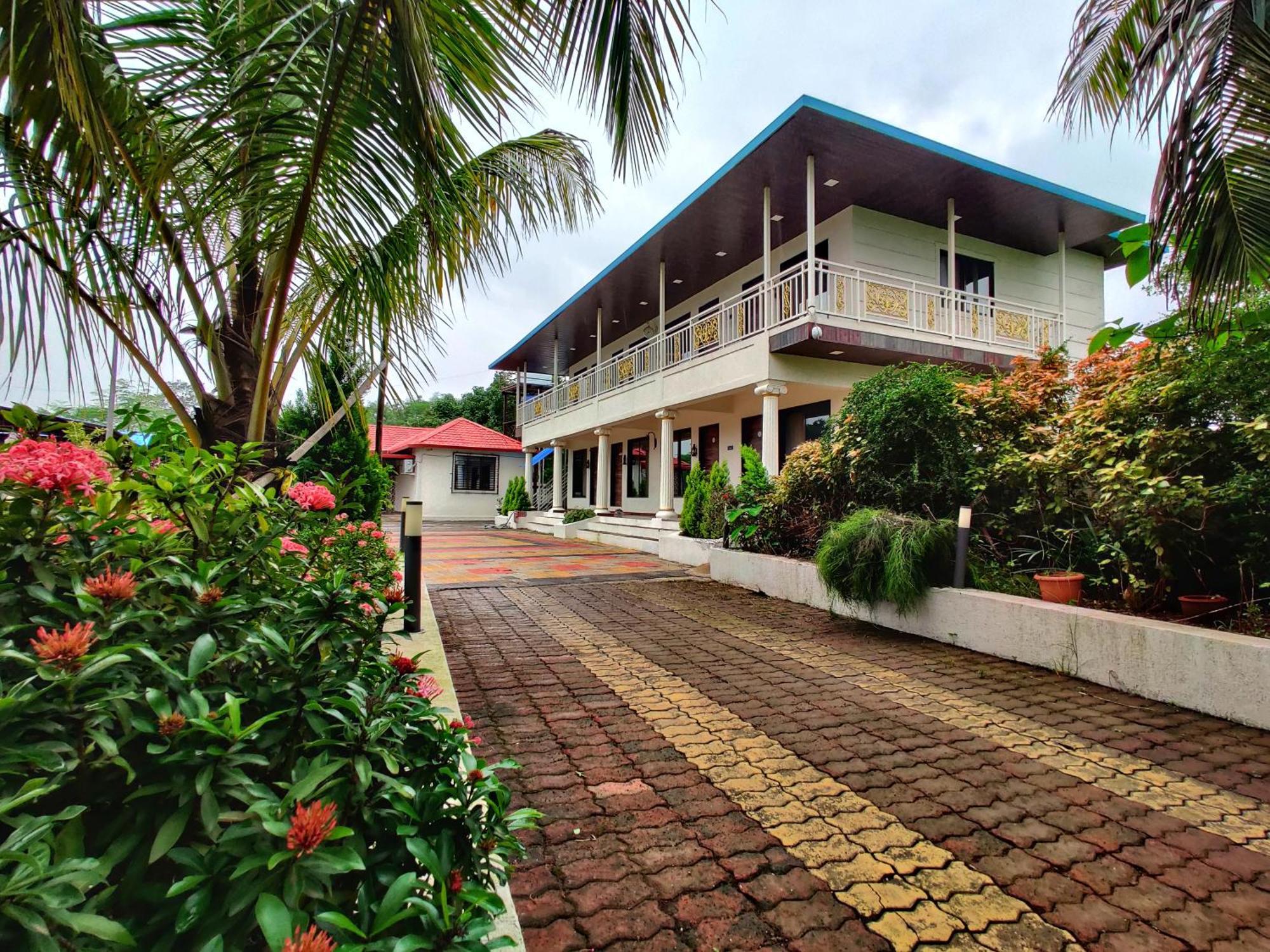 The Village Resorts Карджат Екстериор снимка