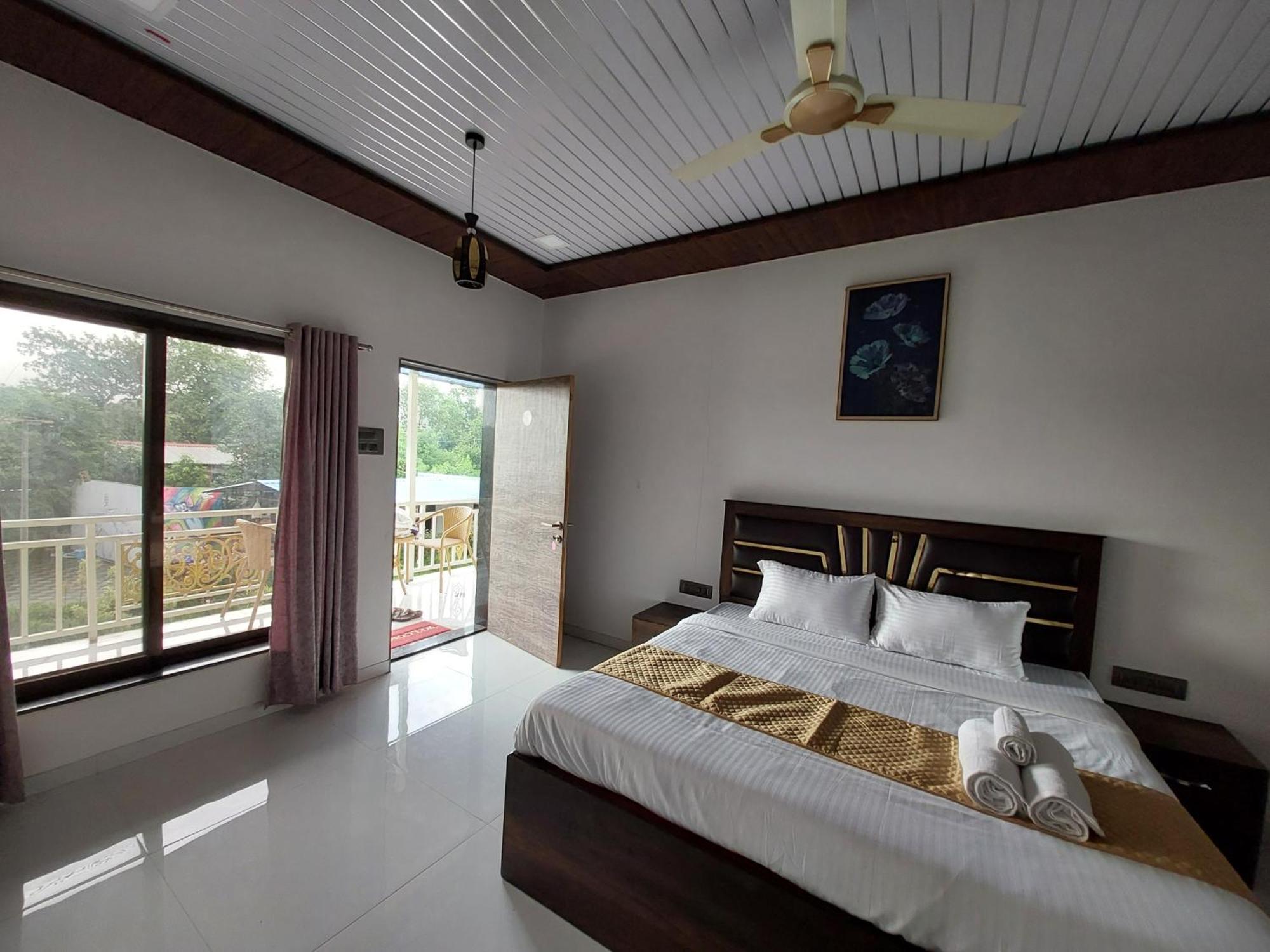 The Village Resorts Карджат Стая снимка